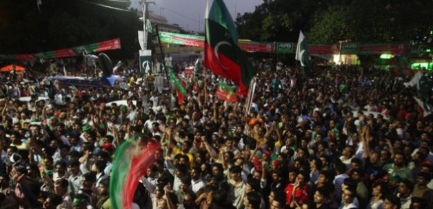 Muhalifler İslamabad’a doğru yola çıktı!