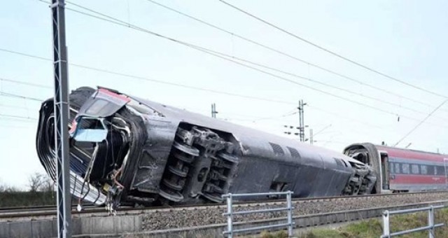 İtalya’da hızlı tren raydan çıktı: 2 ölü