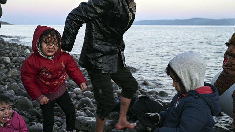 Midilli açıklarında göçmen teknesi devrildi: Bir çocuk hayatını kaybetti