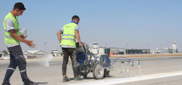 Ercan Havalimanı’nın Pisti Boyanıyor