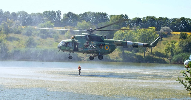 Ukrayna’da askeri helikopter tatilcilerin arasında tatbikat yaptı