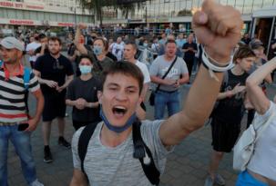 BELARUS’TA PROTESTOCULAR CUMHURBAŞKANLIĞI SARAYI’NA GİTMEK İSTEDİ