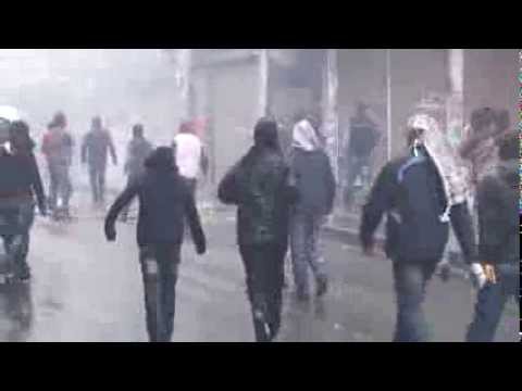 Diyarbakır’da yüzü kapalı göstericiler polise saldırdı