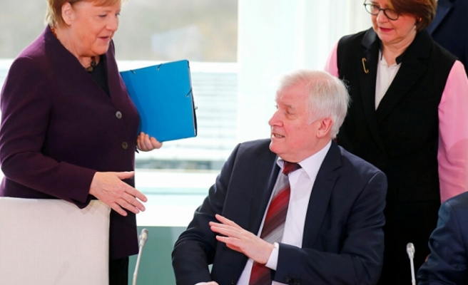 Almanya İçişleri Bakanı Seehofer, koronavirüs nedeniyle Merkel’in elini sıkmadı